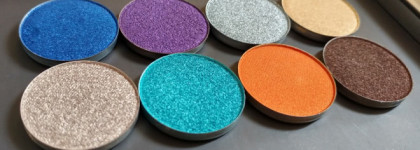 Coloured Raine Eye Shadow - оттенки Blue Magic, Fetish, Flashing Lights, Flashy, Glamour, Malibu, Pumpkin Pie, Secrets