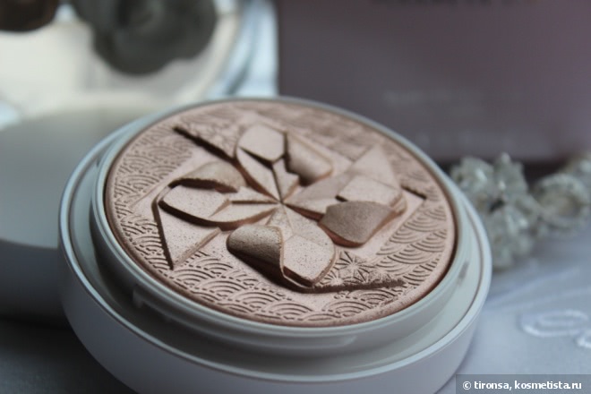 Пудра-хайлайтер Guerlain Poudre De Soie Illuminating Silk Shimmer Powder
