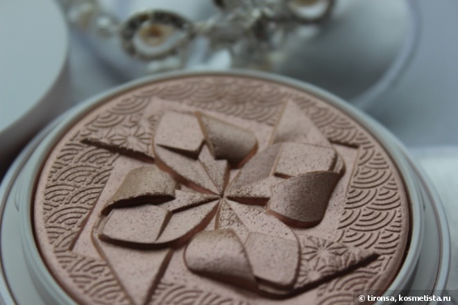 Пудра-хайлайтер Guerlain Poudre De Soie Illuminating Silk Shimmer Powder