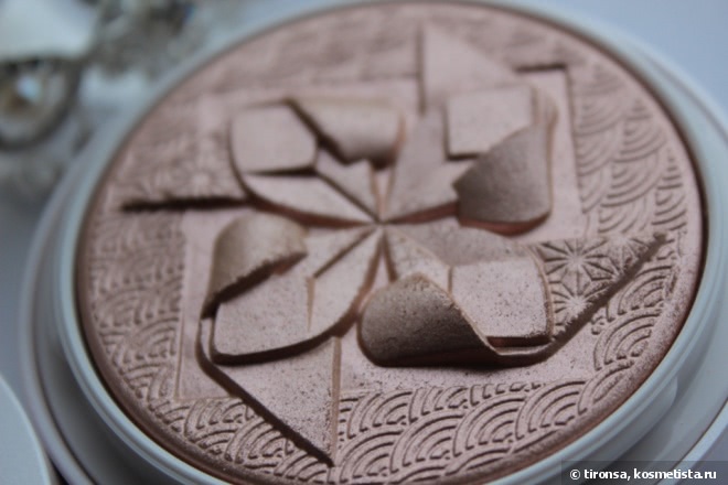 Пудра-хайлайтер Guerlain Poudre De Soie Illuminating Silk Shimmer Powder