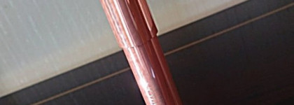 Еще один лжечабби: Revlon Laquer Balm Colorbust Crayon #105 Demure