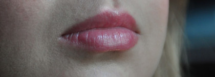 Сочные губы с бальзамом для губ Essence Glossy kiss lipbalm 04 Cherry kiss