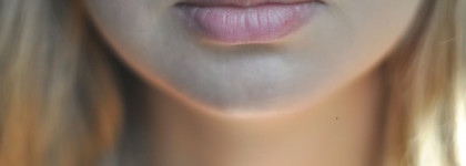 Сочные губы с бальзамом для губ Essence Glossy kiss lipbalm 04 Cherry kiss