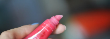 Сочные губы с бальзамом для губ Essence Glossy kiss lipbalm 04 Cherry kiss