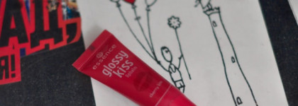 Сочные губы с бальзамом для губ Essence Glossy kiss lipbalm 04 Cherry kiss