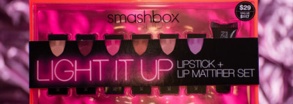 Неоновый Light It Up: Lipstick & Lip Mattifier – набор помад от американской марки Smashbox