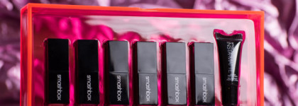 Неоновый Light It Up: Lipstick & Lip Mattifier – набор помад от американской марки Smashbox