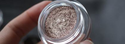 Hourglass Scattered light Glitter eyeshadow в оттенках Aura и Smoke