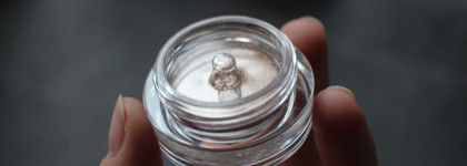 Hourglass Scattered light Glitter eyeshadow в оттенках Aura и Smoke