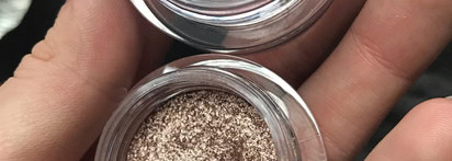 Hourglass Scattered light Glitter eyeshadow в оттенках Aura и Smoke