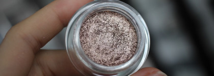 Hourglass Scattered light Glitter eyeshadow в оттенках Aura и Smoke