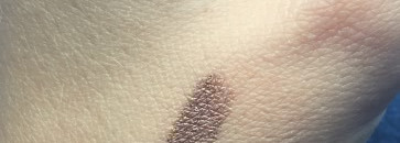 Chanel Stylo Eyeshadow Fresh Effect Eyeshadow в оттенке 147 Caroube