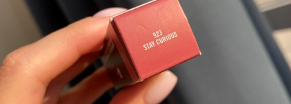 Губная помада МАС Powder Kiss Lipstick в оттенке Stay Curious 923