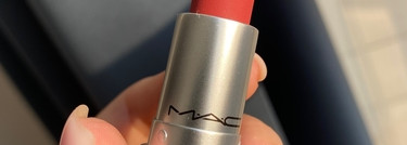 Губная помада МАС Powder Kiss Lipstick в оттенке Stay Curious 923