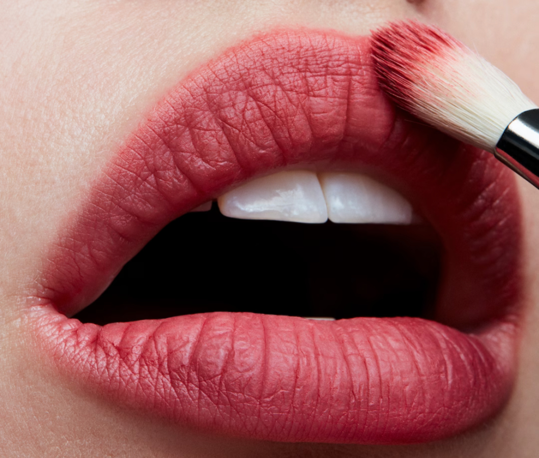 Так МАС Powder Kiss Lipstick Stay Curious выглядит на официальном сайте бренда