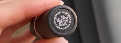 Губная помада МАС Powder Kiss Lipstick в оттенке Stay Curious 923