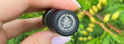 Губная помада МАС Powder Kiss Lipstick в оттенке A Little Tamed 301