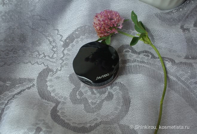 Shiseido Shimmering Cream Eye Color SV810 Tin, PK214 Pale Shell и Luminizing Satin Eye Color VI720 Ghost