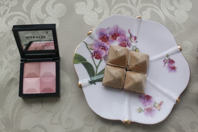 Сладкий ноябрь или один из вариантов отличного подарка на новый год Румяна Givenchy Le Prisme Blush Powder Blush №22 Vintage Pink