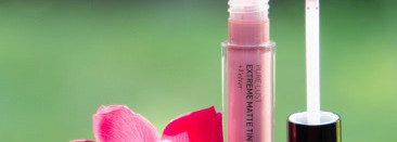 Шикарный. Комфортный. Стойкий. Матовый. Все это бархатный тинт Cailyn Pure Lust Extreme Matte Tint + Velvet в оттенке 32 Practicable