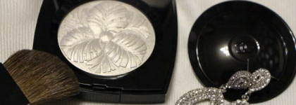 Лунной ночи сияние. Chanel Camelia De Plumes Poudre illuminatrice Highlighting Powder