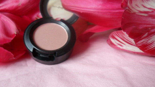 Период цветения с MAC Eye Shadow Fard A Paupieres Just Wing It