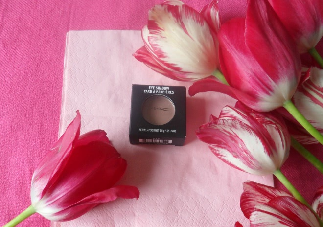 Период цветения с MAC Eye Shadow Fard A Paupieres Just Wing It