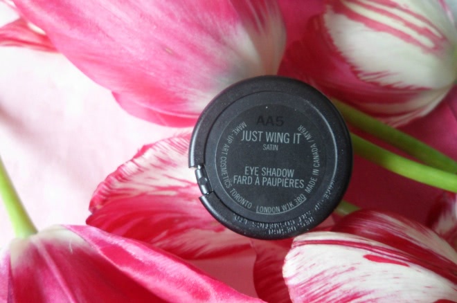 Период цветения с MAC Eye Shadow Fard A Paupieres Just Wing It
