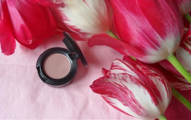 Период цветения с MAC Eye Shadow Fard A Paupieres Just Wing It