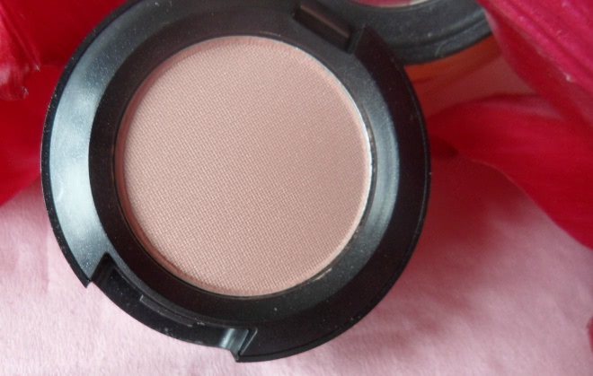 Период цветения с MAC Eye Shadow Fard A Paupieres Just Wing It