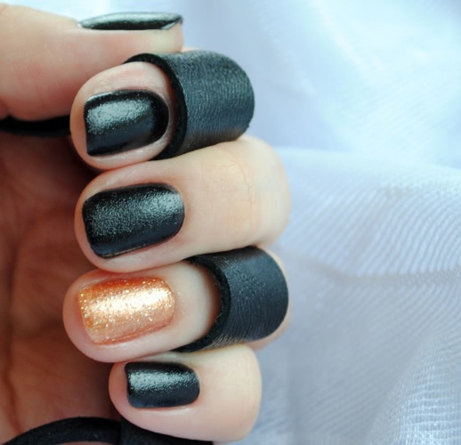 Чёрная кожа на ногтях с Brigitte Bottier Liquid Leather в оттенке 601