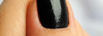 Чёрная кожа на ногтях с Brigitte Bottier Liquid Leather в оттенке 601