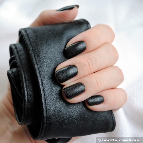Чёрная кожа на ногтях с Brigitte Bottier Liquid Leather в оттенке 601