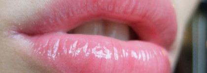 Клубничное настроение с блеском от Lumene Wild Rose Creme Lip Gloss Winter Talvi