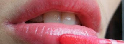 Клубничное настроение с блеском от Lumene Wild Rose Creme Lip Gloss Winter Talvi