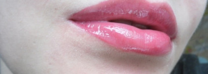 Примеряем красный со стойким блеском для губ Artdeco Lip Brilliance Long Lasting Lip Gloss #04