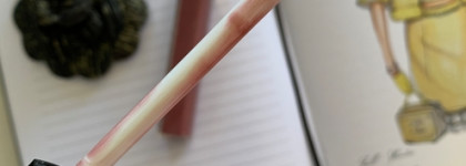 Обожать! Увлажняющий блеск для губ Chanel Rouge Coco Gloss в оттенке 119 Bourgeoisie