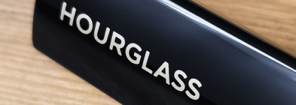 А нужна ли вообще люксовая тушь? Caution Extreme Lash Mascara в чёрном оттенке от Hourglass