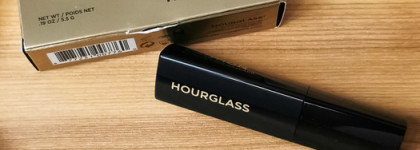 А нужна ли вообще люксовая тушь? Caution Extreme Lash Mascara в чёрном оттенке от Hourglass