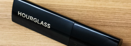 А нужна ли вообще люксовая тушь? Caution Extreme Lash Mascara в чёрном оттенке от Hourglass