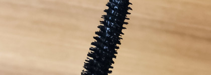 А нужна ли вообще люксовая тушь? Caution Extreme Lash Mascara в чёрном оттенке от Hourglass