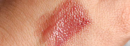 Что за ла - ла - ла? Тающая помада - бальзам Glossy Lip Balm Lala Laque в оттенке 07 от Vivienne Sabo