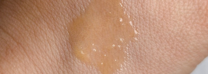 Очередной трендовый продукт из соц сетей - масло для губ Honey Infused Lip Oil в оттенке Honey Gold от Gisou