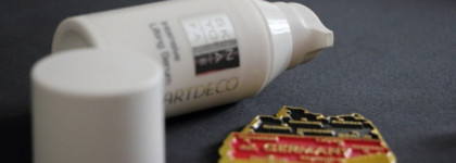 This is Deutsch. ArtDeco Skin Yoga Face Intensive Lifting Serum