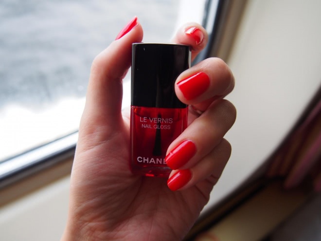 Карамель или муранское стекло на ногтях? Кому что больше нравится с Chanel Le Vernis Nail Gloss №530 Rouge Radical