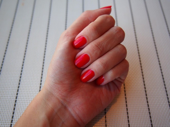 Карамель или муранское стекло на ногтях? Кому что больше нравится с Chanel Le Vernis Nail Gloss №530 Rouge Radical