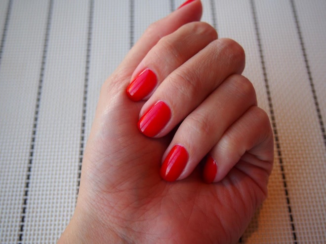 Карамель или муранское стекло на ногтях? Кому что больше нравится с Chanel Le Vernis Nail Gloss №530 Rouge Radical