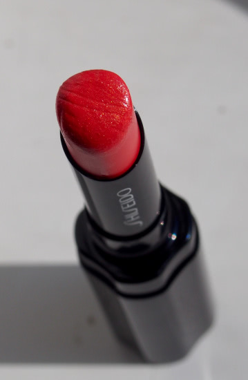 Сочная, очень тёплая помада Shiseido Veiled Rouge OR 303 Orangerie