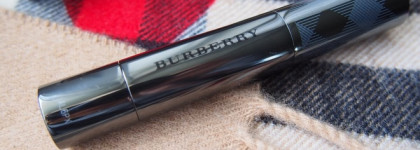 Как суперзвезда! Помада для губ Burberry Full Kisses №525 Coral red