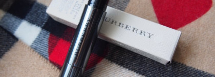 Как суперзвезда! Помада для губ Burberry Full Kisses №525 Coral red